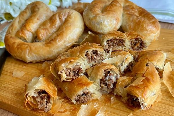 Az Kıymalı Börek